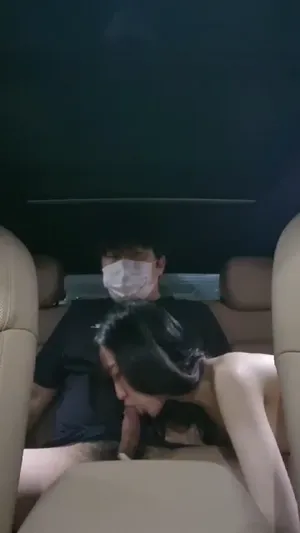 차안에서도 최선을 다하는 사랑스러운 여친님