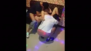 노래방에서 떼씹하면서 노는 동창생들