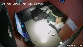 윗옷 벗어 던지고 오붓한 시간 보내는 대담한 커플