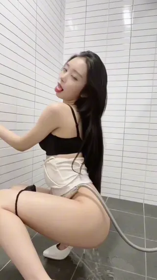 화장실에서 소중이 세척하는 이쁜이 쩡이
